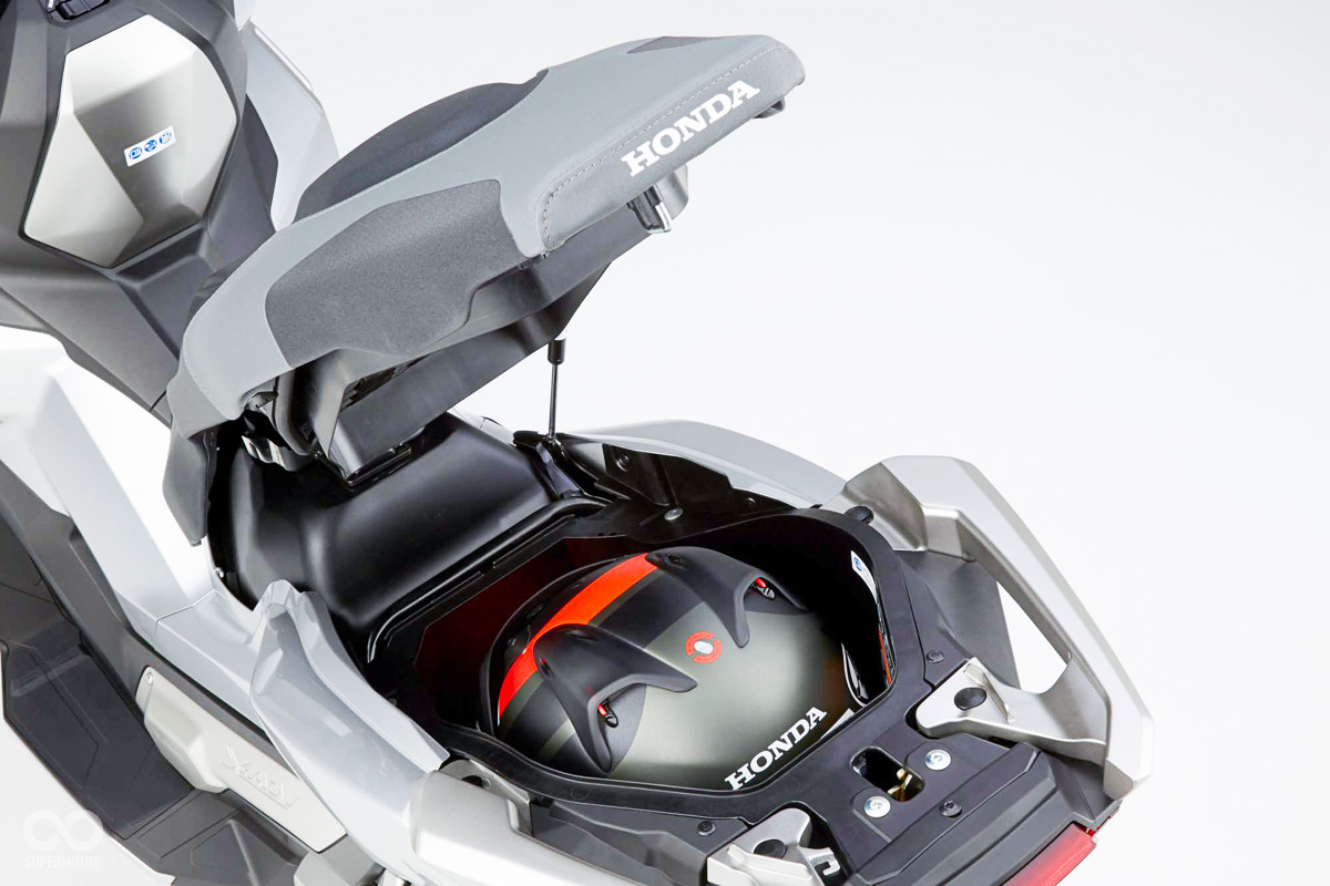 車廂可以完全收納一頂全罩，便利性大為提升