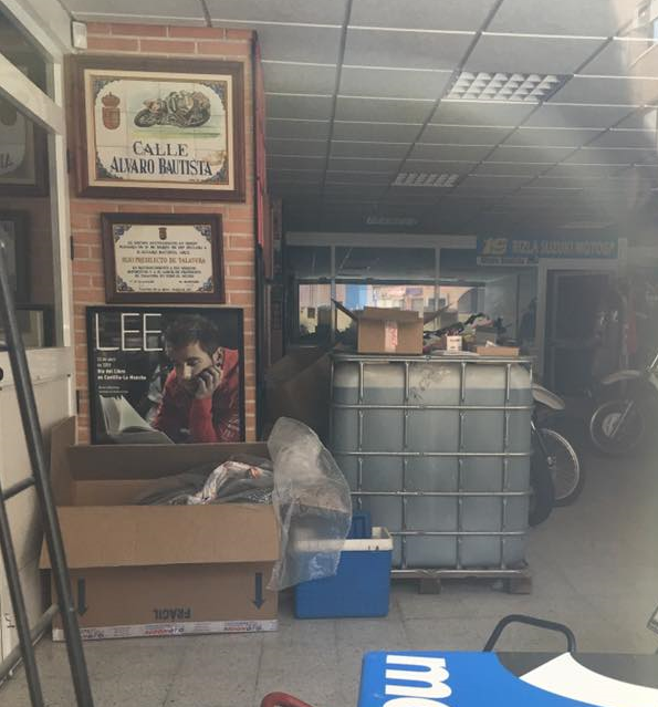 這裡真的是捌弟粉絲俱樂部嗎……？或許他們正在搬家？還是其實粉絲俱樂部只是個廢墟？