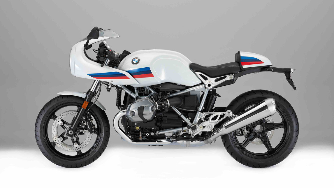 Classic Racer (上) 的車身中尾段卻是與上個月登台的R nineT Racer (下) 神韻有些相似,同時換上復古味更濃的鋼絲框