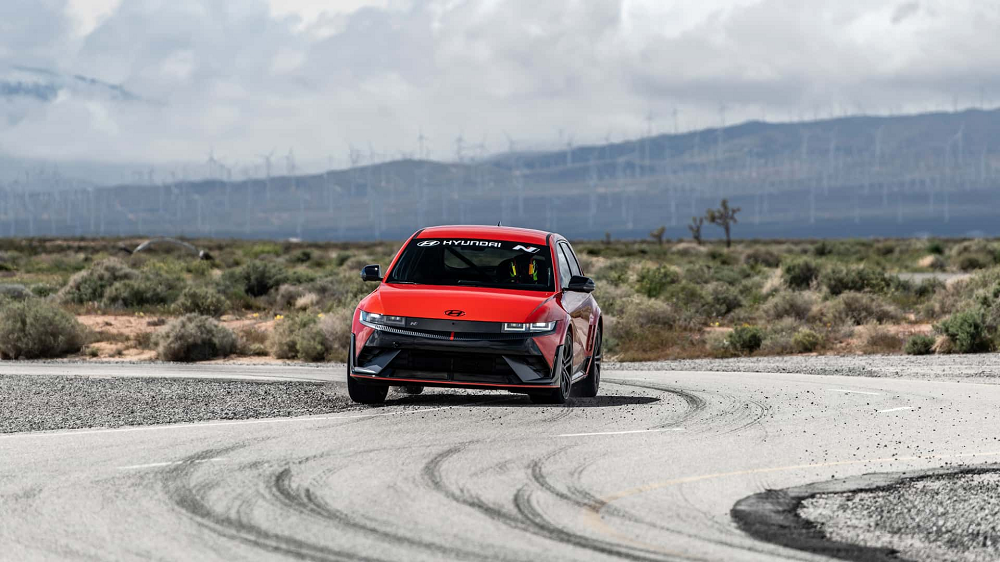 除了甩尾系統的升級,在動力輔助上也新增了一個全新的降檔輔助系統