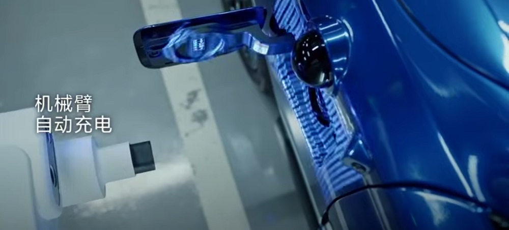此外,停入指定車格後如果他還有自動充電裝置,他也會掃描車輛的充電孔自行充電