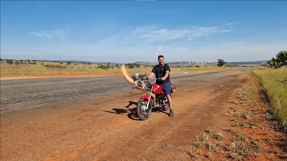 隨著螺旋槳運轉,塑膠袋被吸入運轉範圍內,而他的下場也十分慘烈