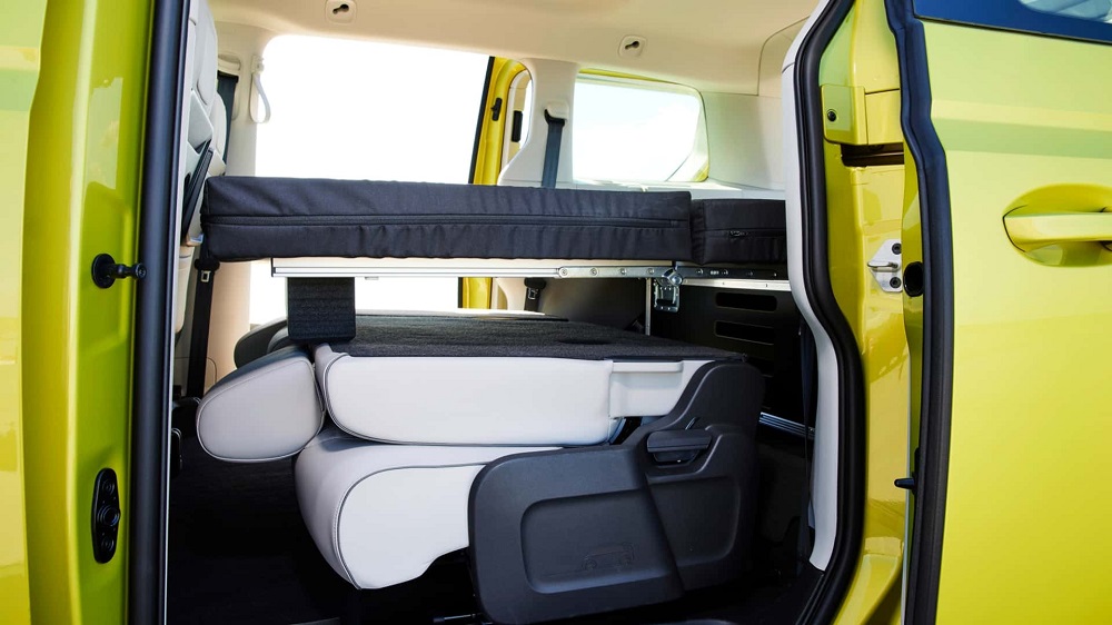 床墊部分也可以摺疊起來，為後座創造出更多空間