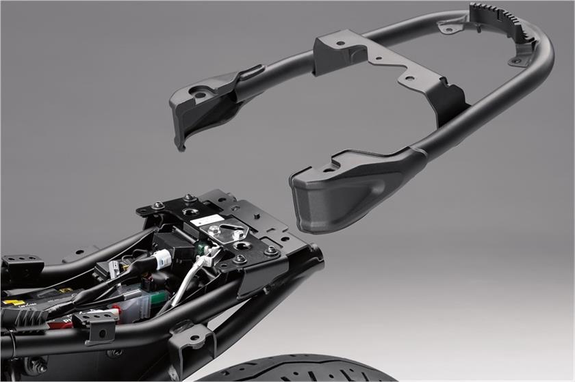 ，略為前傾的後座角度配上加寬的副車架，讓乘客也能擁有舒適性