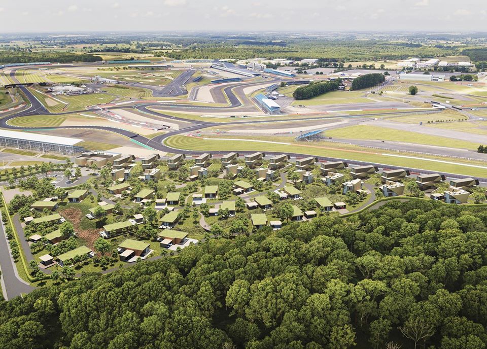 銀石賽道路景第一排的私人住宅，確實座落在賽道“隔壁”