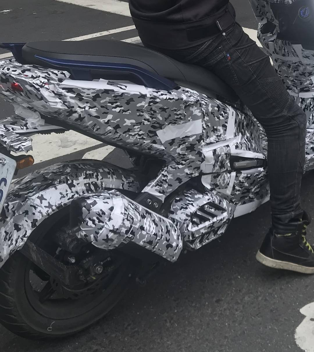 排氣管旁能看到水冷排;雙槍避震消失改採中置單槍避震;圖片右上角能看到KEYLESS免鑰匙開關