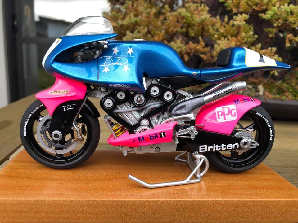 第二代BRITTEN V1000模型,將會有經典的粉藍塗裝和CR&S黑黃塗裝兩種顏色