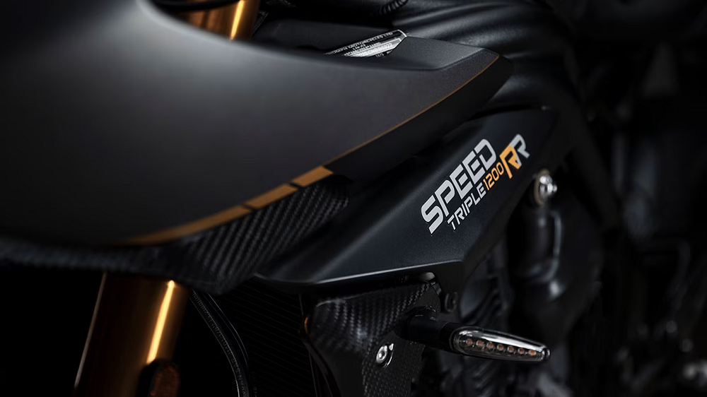 Triumph最近和Breitling推出全球限量270台的Speed Triple 1200 RR Breitling