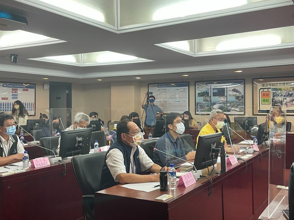 在今日的機車路權座談會中，台北市交通局長提到針對忠孝西路禁行機車規定，目前不是檢討是否開放，而是檢討如何開放