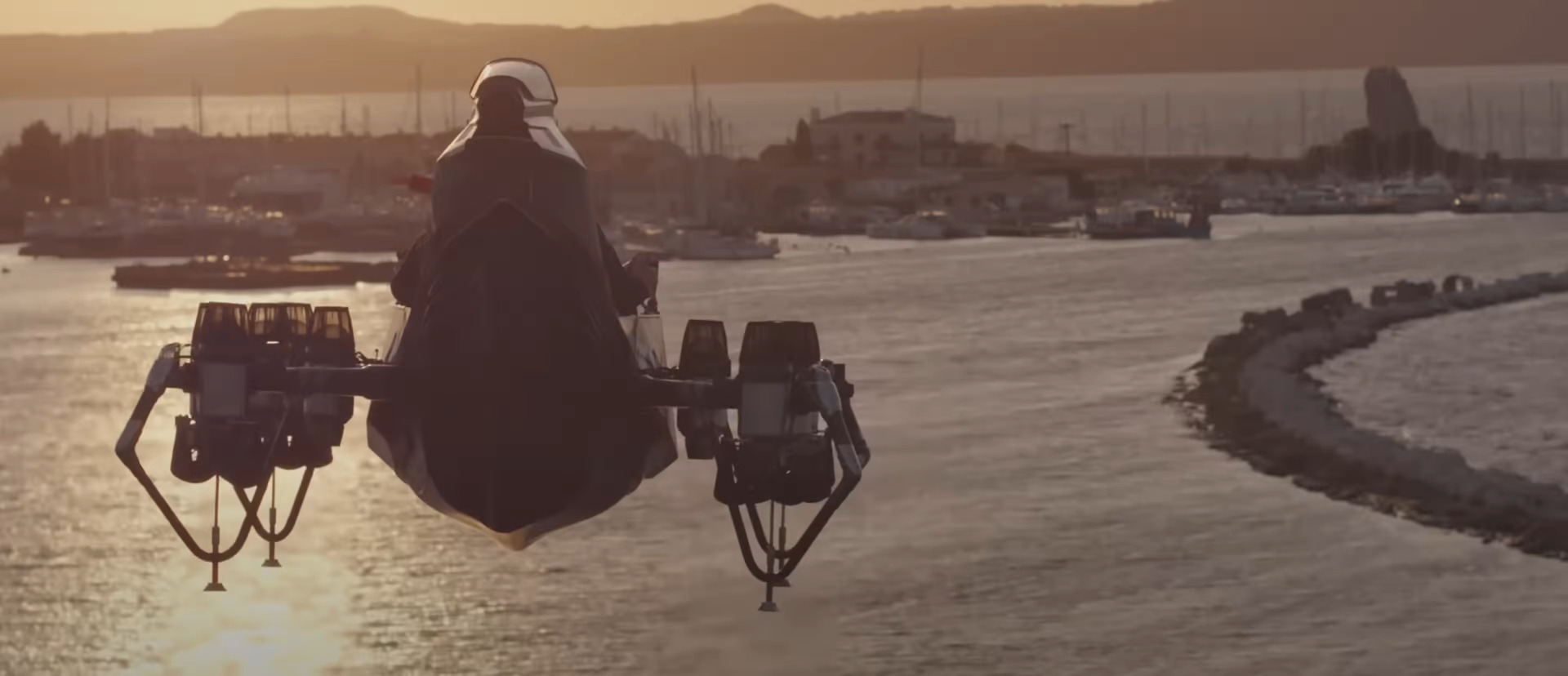 Zapata 駕駛JetRacer 在空中欣賞日落美景。