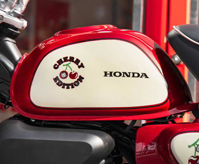 油箱和側殼上都能看到可愛的櫻桃圖案和字樣