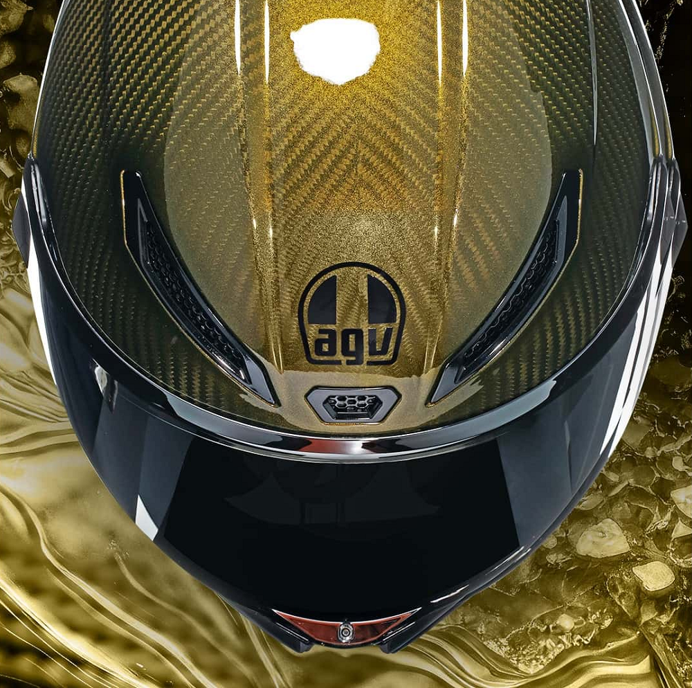 頭頂AGV廠徽以拋光金屬色呈現,相當精緻