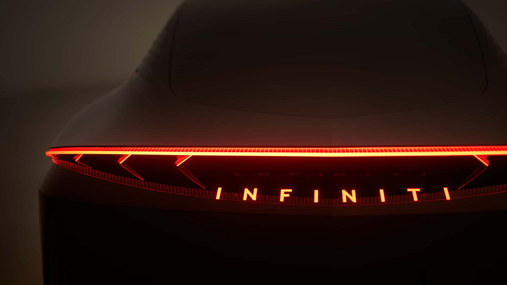 車尾的Infiniti字樣搭配著煞車燈的顏色，採用了紅色的字樣