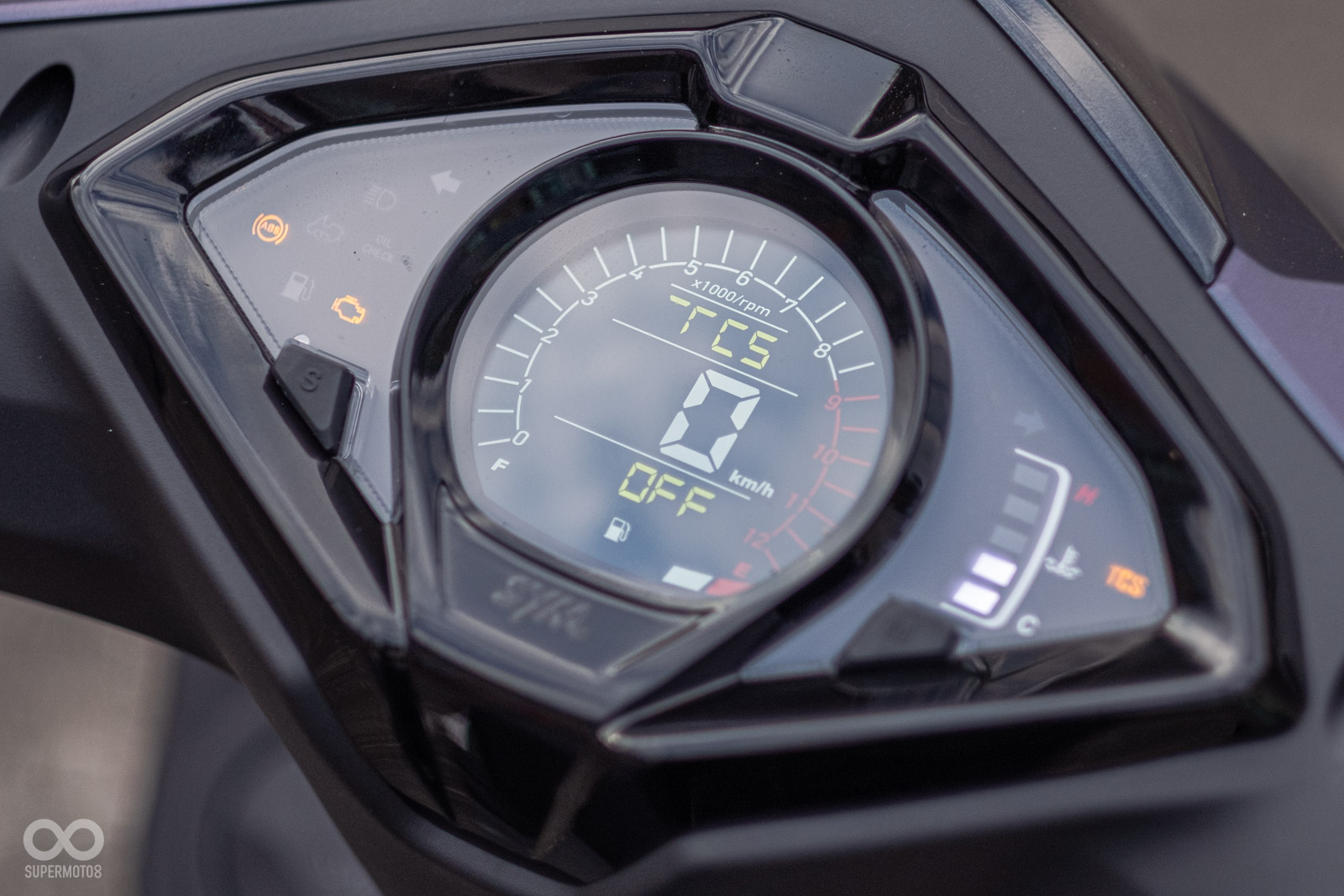 儀表維持現行設計，中央可切換TCS模式