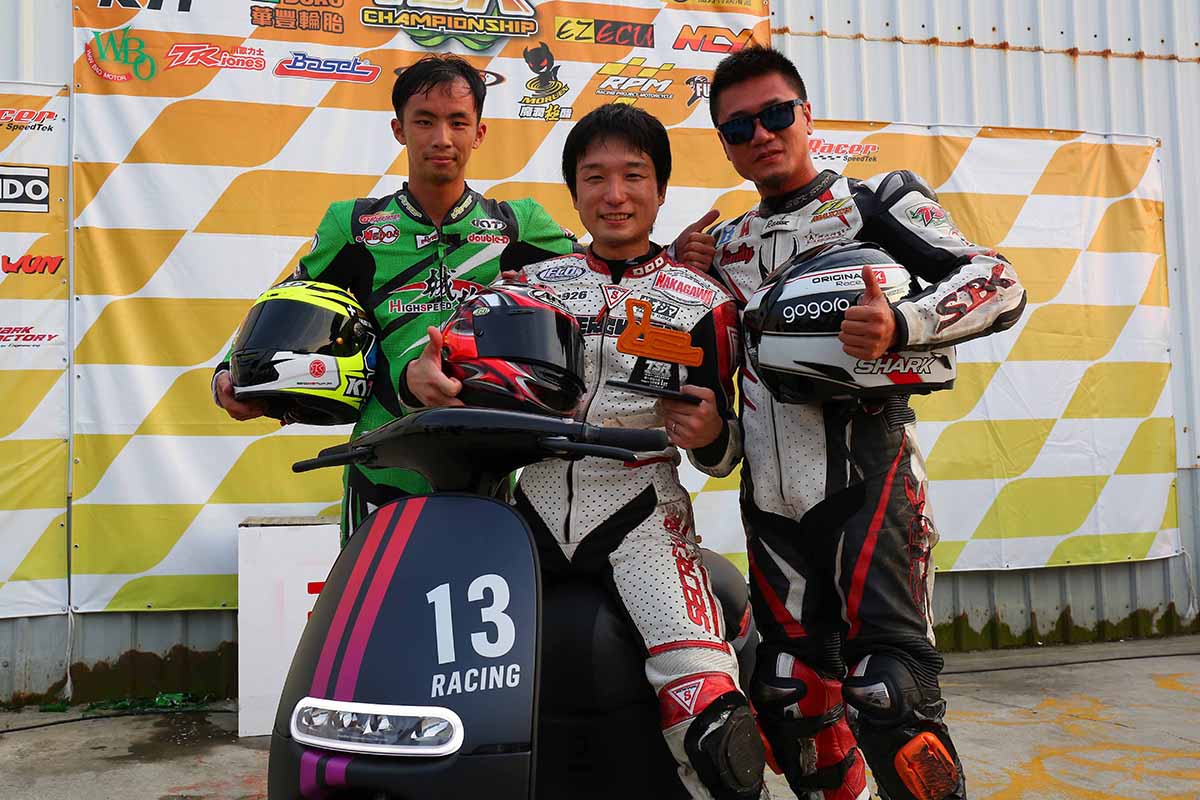首屆TSR 亞洲盃電動機車統規賽最後由日本的西尾徹也選手率先衝過終點線,奪下冠軍的寶座,其次是台灣的黃俊陽(圖左)和林柏丞(圖右),現場民眾給予參賽選手非常熱烈的掌聲與歡呼,不少選手在參賽後紛紛表示這是前所未有的體驗