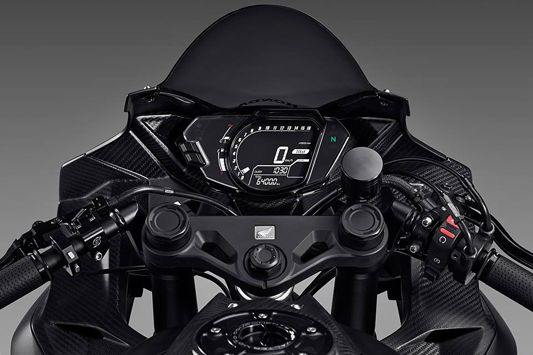 儀表設定14000轉才進入紅線區，比起R3的12500足足高出1500轉