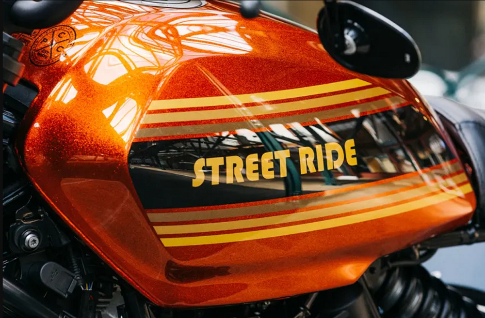 油箱採用了特殊的金屬橘配色搭配上金色、古銅色線條及黑色區塊,遠看起來有點像琥珀的顏色