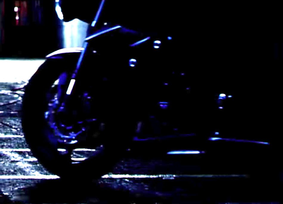 影片中能見到車身全貌的機會不多，車頭依然維持倒叉和胸蓋設計。