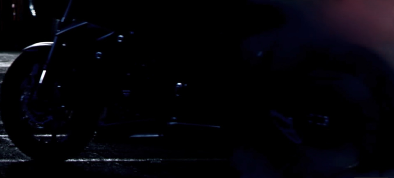 影片中唯一能見到車輛側面全貌的畫面，後搖臂末端下方多了一個保護蓋。