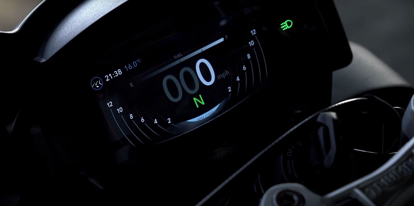 轉速表的顯示很有趣，液晶格將隨轉速提高而向兩旁推升。