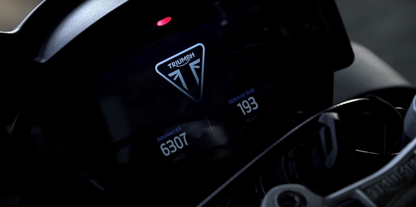 STREET TRIPLE 800 將配有全新TFT 液晶螢幕，科技感十足。