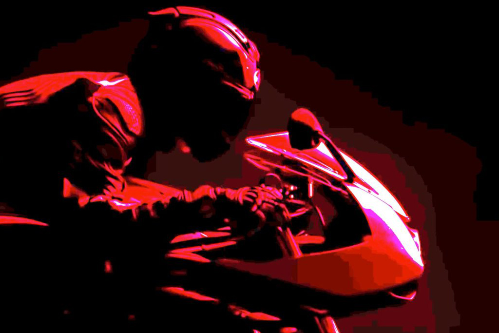 SPEED TRIPLE 1200 RR車頭加入半整流罩設計,大燈樣式也做出改動,看起來有些像是圓燈設計