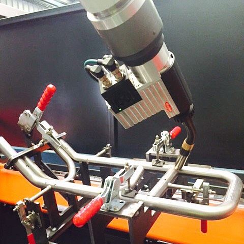 由焊接機器人進行精密的焊接作業,確保焊接點的品質一致