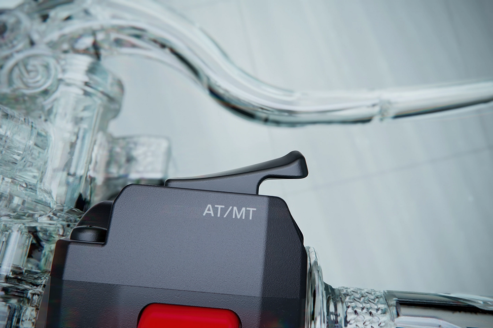 把手總成上有著可以自動切換自排及手排模式的按鍵