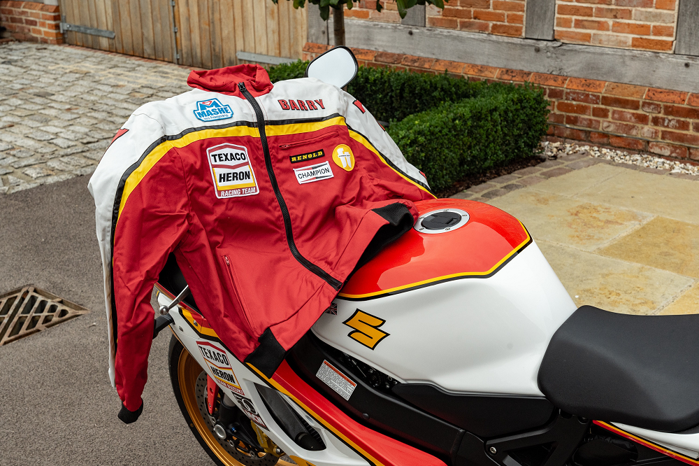 就連當時的Barry Sheene隊服購車禮也會連同車輛本身轉交給新車主