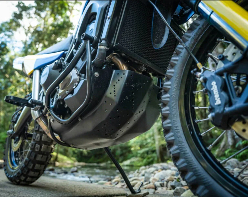 引擎下方也裝上了下護板，避免引擎受到傷害