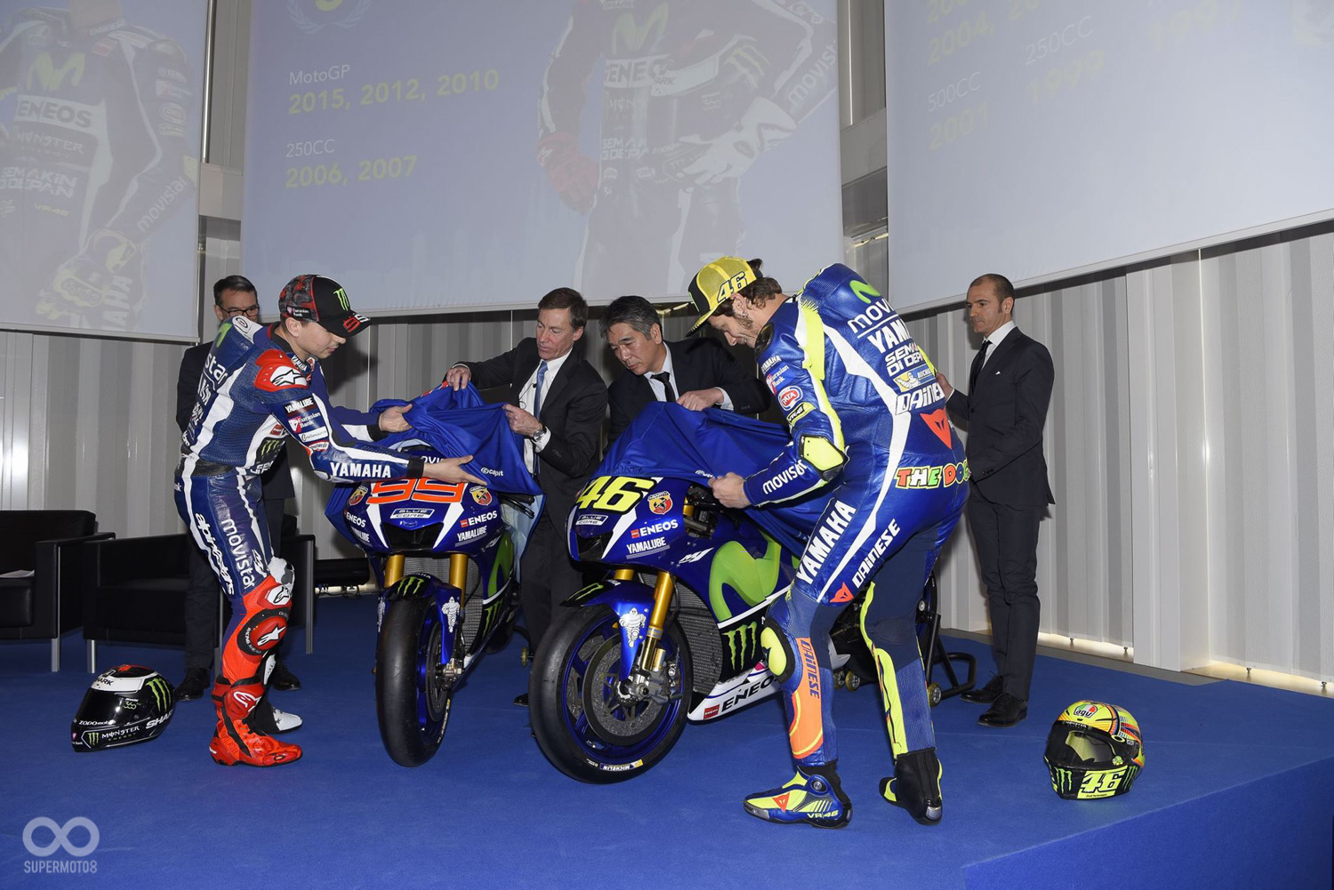  Lorenzo Rossi與車隊長官一同揭開2016 YAMAHA  M1