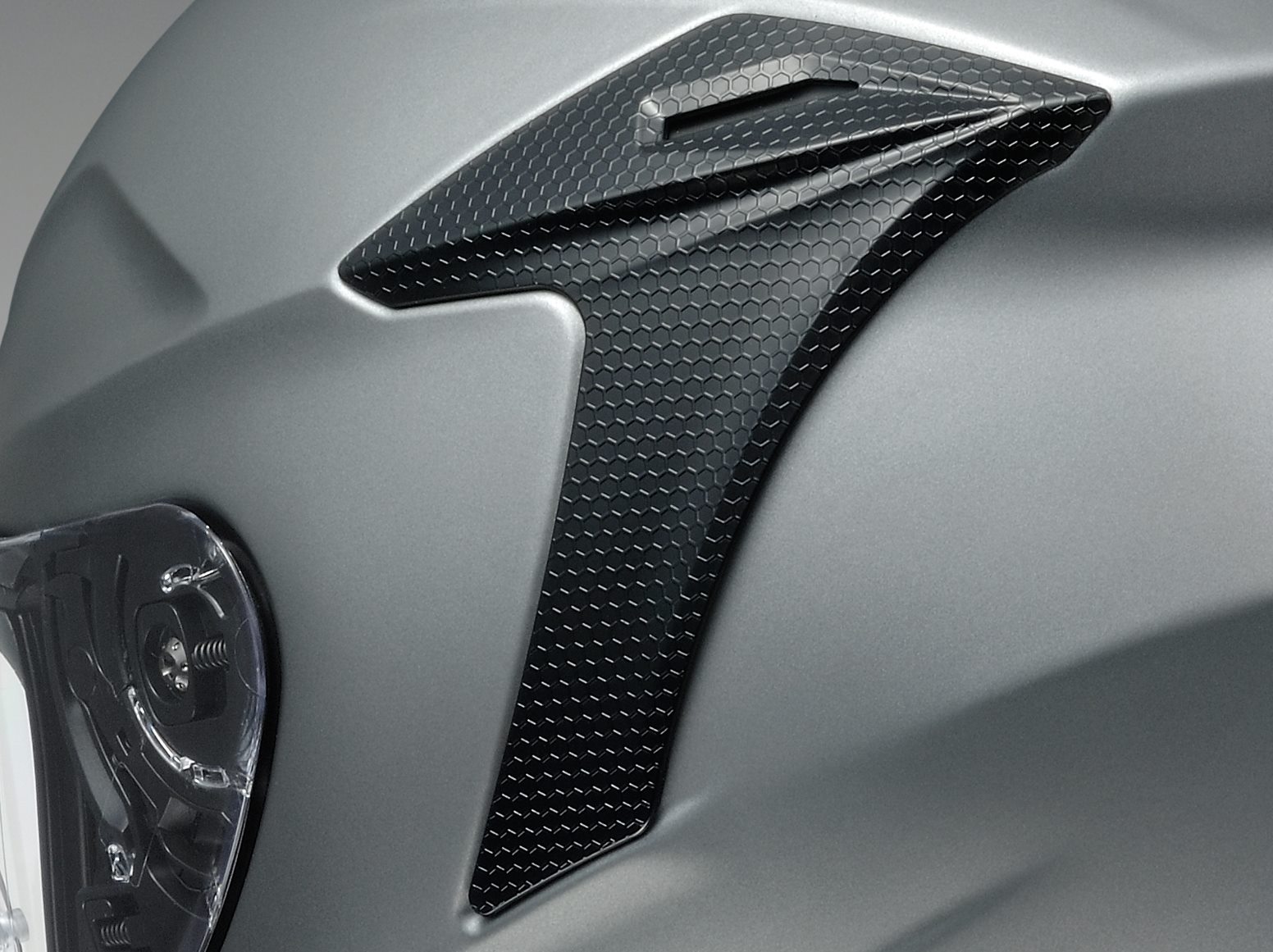 蜂巢式六邊形壓紋讓鴨尾質感更細膩