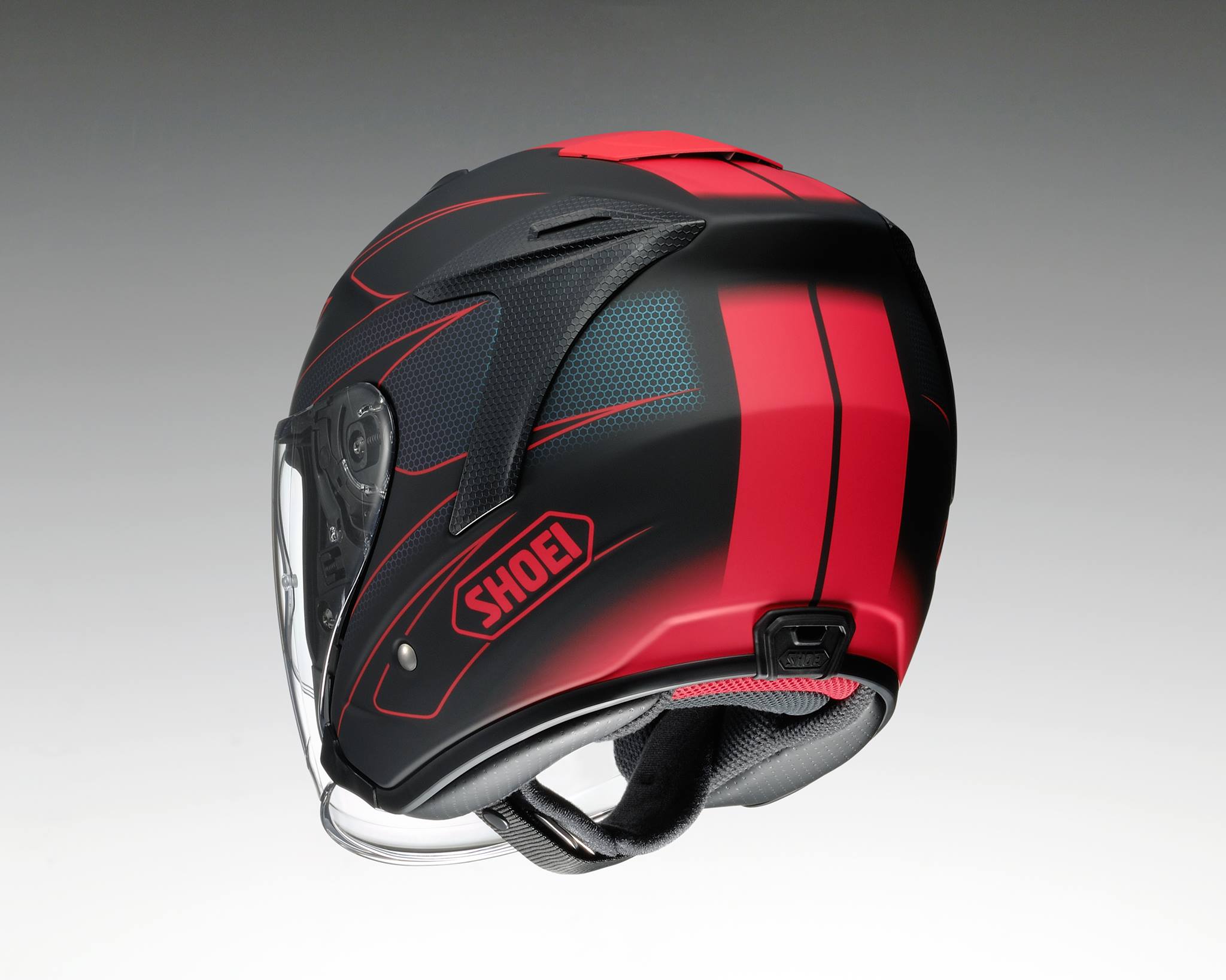 除了紅黑賽事經典配色非常吸睛外，帽體主色更壓上了蜂巢紋路，讓細節質感與熱血兼具