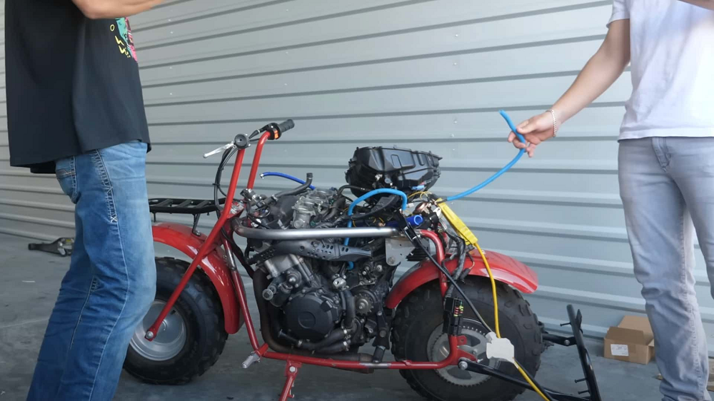 安裝好引擎後，BUM積極的在解決電力以及油箱問題