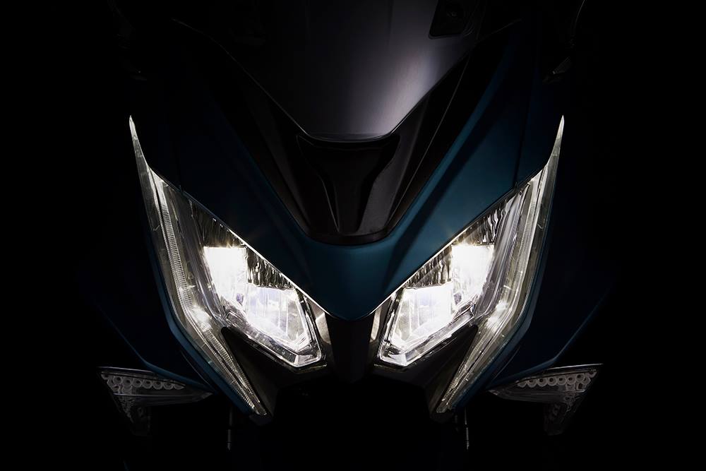 車頭使用雙LED頭燈搭配兩旁的光導定位燈