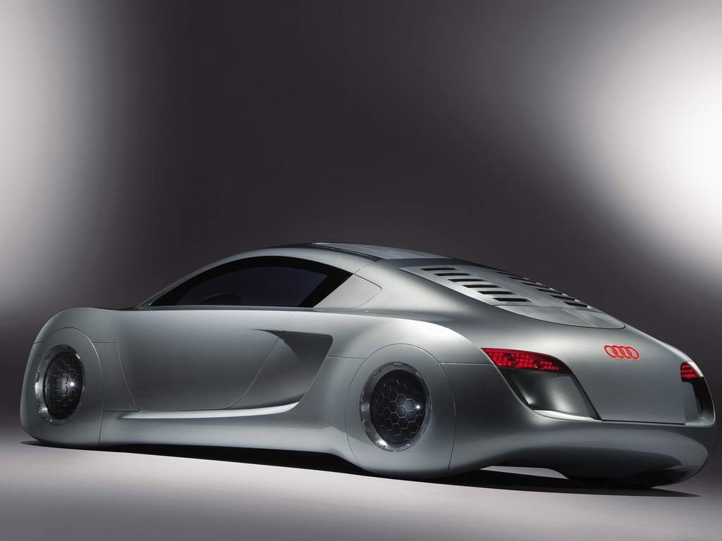 主角駕駛的AUDI RSQ不只外型猶如當年還未出現的Audi R8超跑,更特別的是這輛車的輪胎是圓球體,不但可以將車身水平移動,還能360度旋轉,如今電影中的情節有可能因Goodyear 投入研發Eagle 360球型輪胎而成真