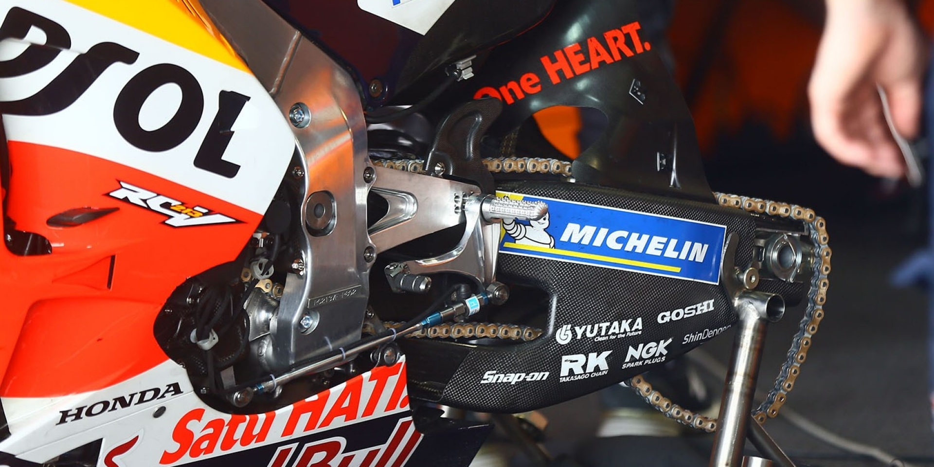 2019年MotoGP賽季，HONDA也在RC213V上嘗試使用碳纖維後搖臂