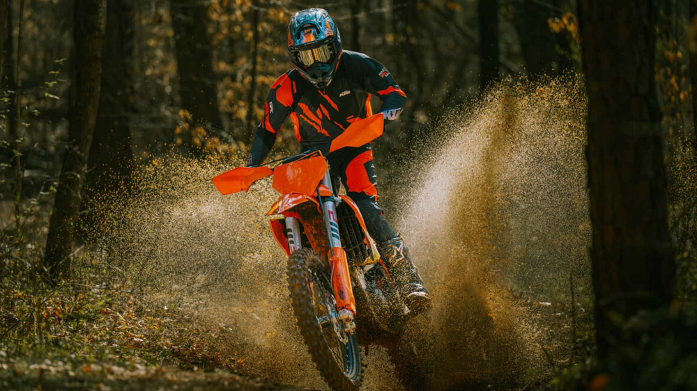 最近網路上謠傳著KTM將在2026年終止二行程越野車款的推出,官方近期證實為假消息