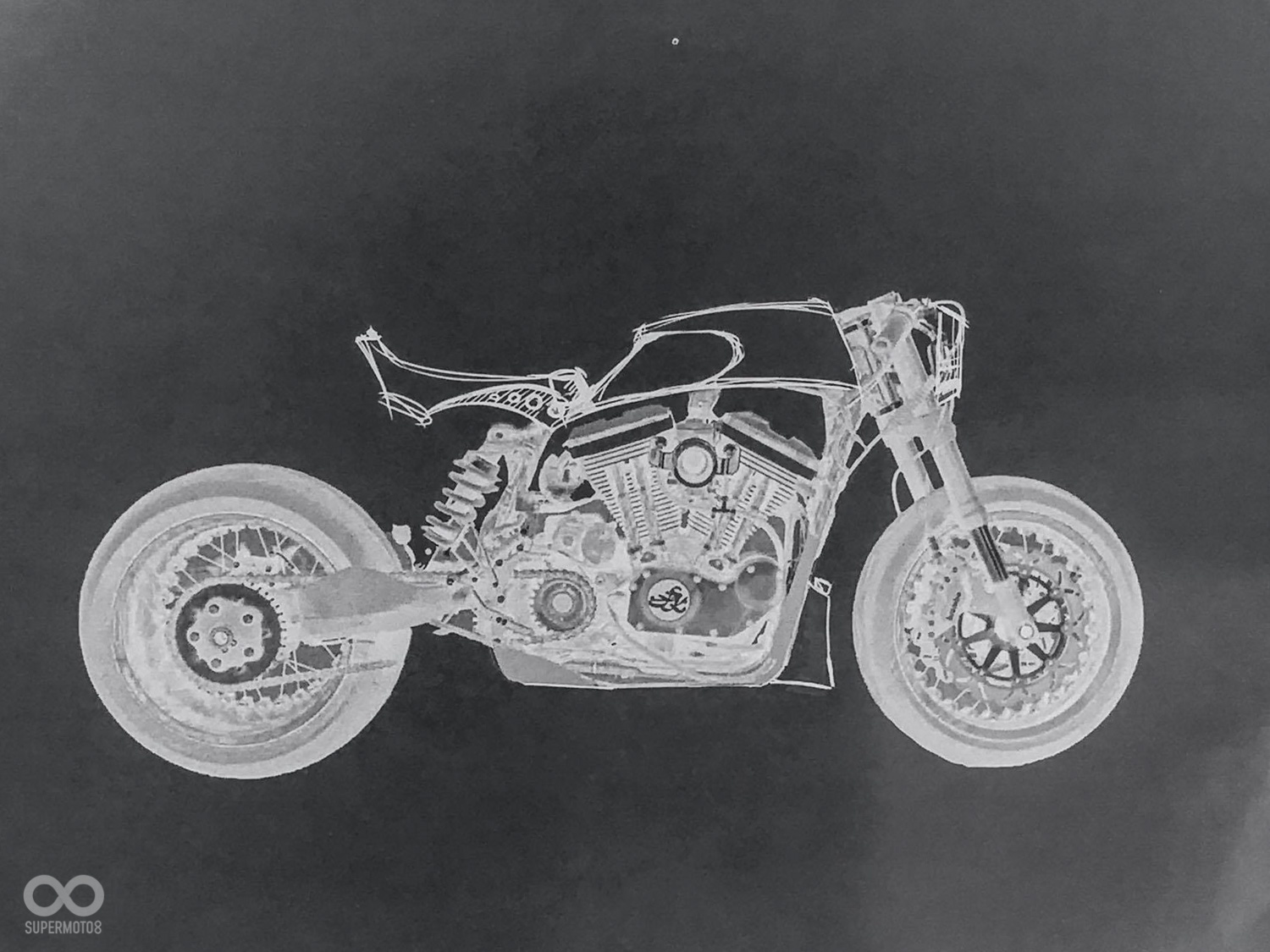 在原設計圖中能看到Cobalt Storm使用的是低矮的分離把