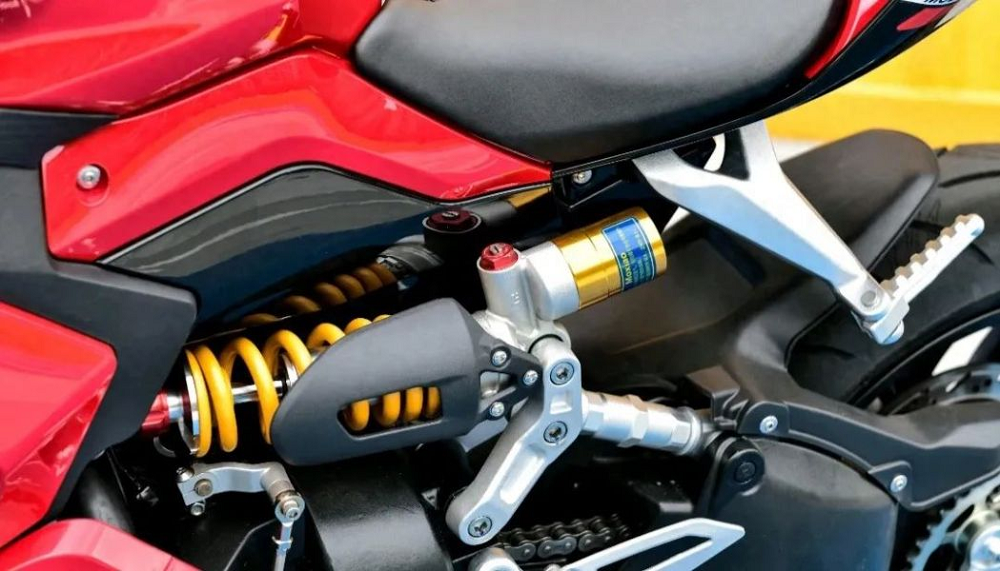 就前懸吊部分也都採用著和Panigale 1299一樣的配色,最大不同處大概就是引擎的性能