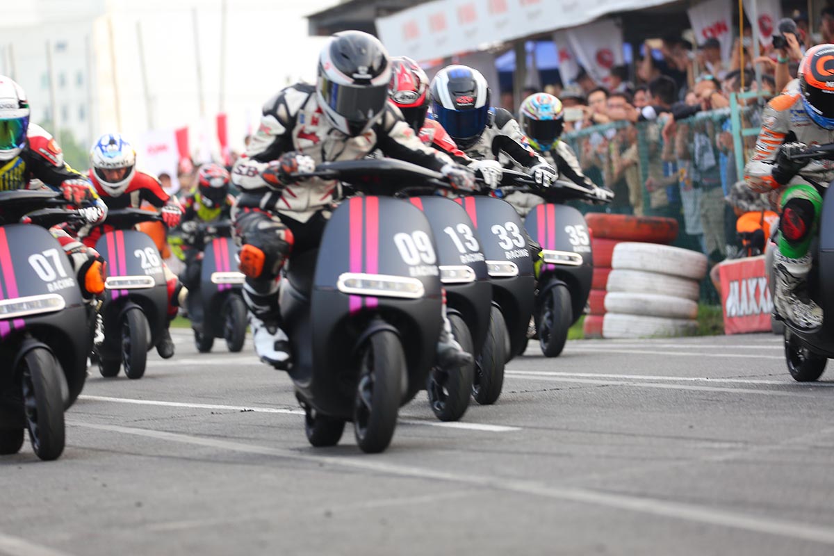 在熱情的中臺灣所舉辦的首屆TSR 亞洲盃電動機車統規賽,除了讓 Gogoro 成為現場最矚目的焦點之外,更因其他國家的選手的加入,讓本場賽事掀起高潮。今年共計有臺灣、日本、韓國、香港、馬來西亞和菲律賓 6 個國家代表,總計 15 位選手參賽,各國選手賽後皆表示這是一個很好的交流機會,也感謝 Gogoro 為臺灣機車運動史上寫下嶄新的一頁