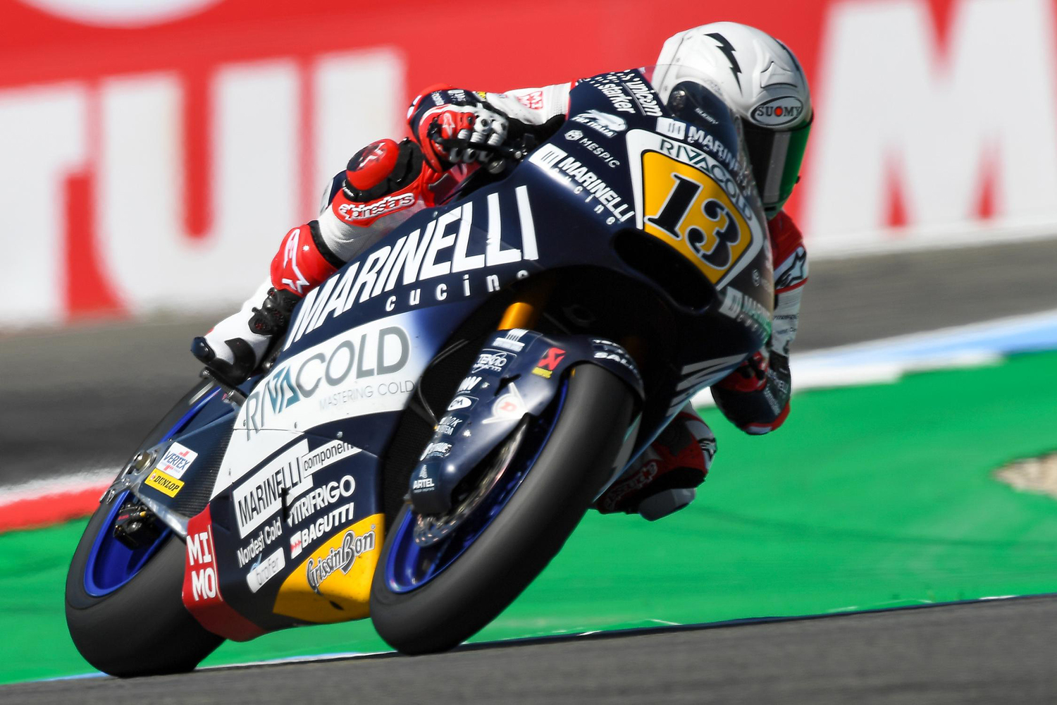 Moto2賽事尾段的激烈攻防,導致了這個前所未見的離譜行為,也讓雙方都吃上了相當嚴重的判罰,甚至很有可能從此退出賽車圈