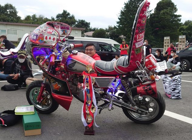 浮誇的整流罩加上恨天高的坐墊,這台疑似Monkey的暴走族樣式改裝作品,完美展現了Fun Bike的玩樂性質