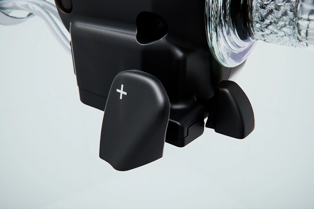 左把手外側有著升檔的按鍵