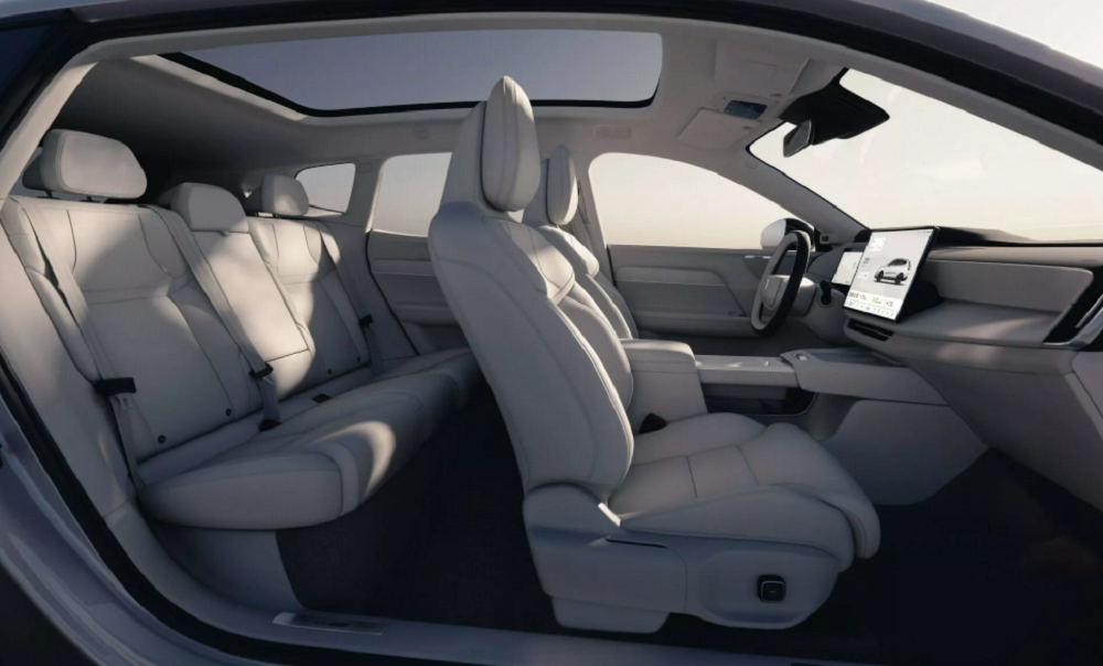 車內採用著一塊大螢幕的中控台,並且維持著簡約的北歐風格