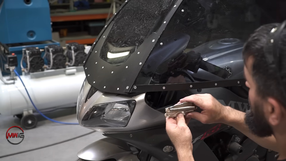 歷經困難,他們最終成功開發出能安裝在機車上的防雨罩