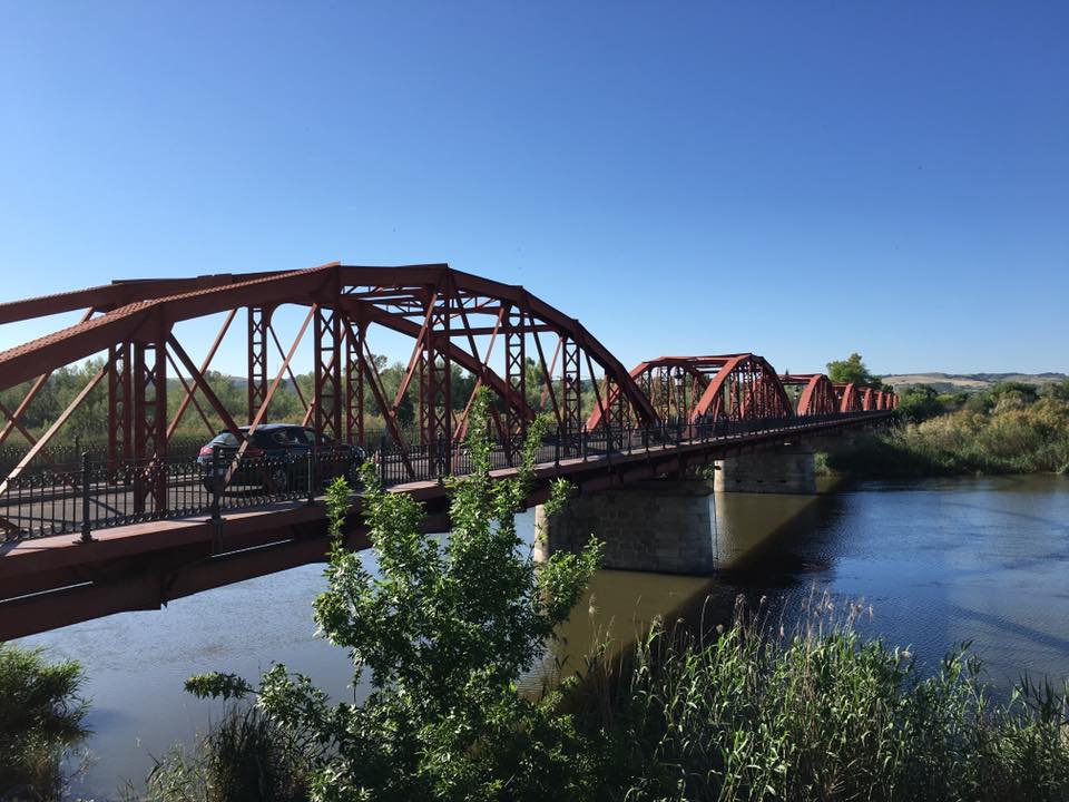 霍塔河將這個城市分成南北兩區，乍看之下以為是西螺大橋。