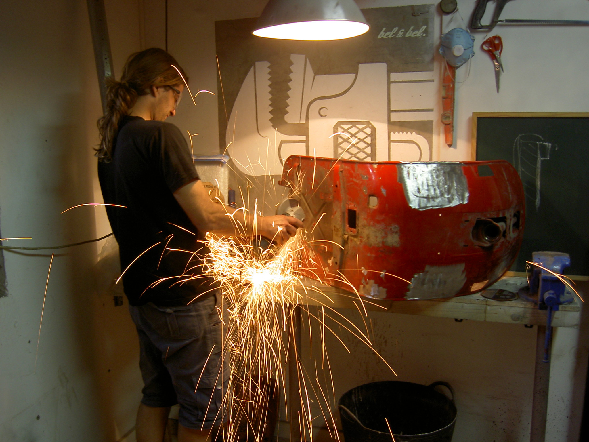 喂喂!上班不可以玩仙女棒!!原來是砂輪機~誤會你了!!