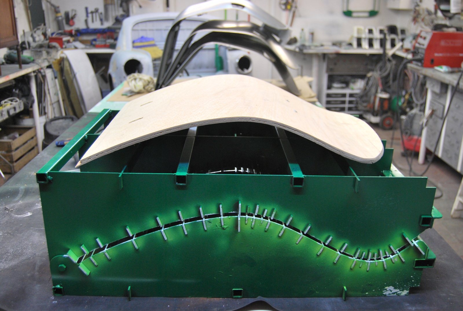 椅板要上夾具定型,後續再繃上海綿跟皮革