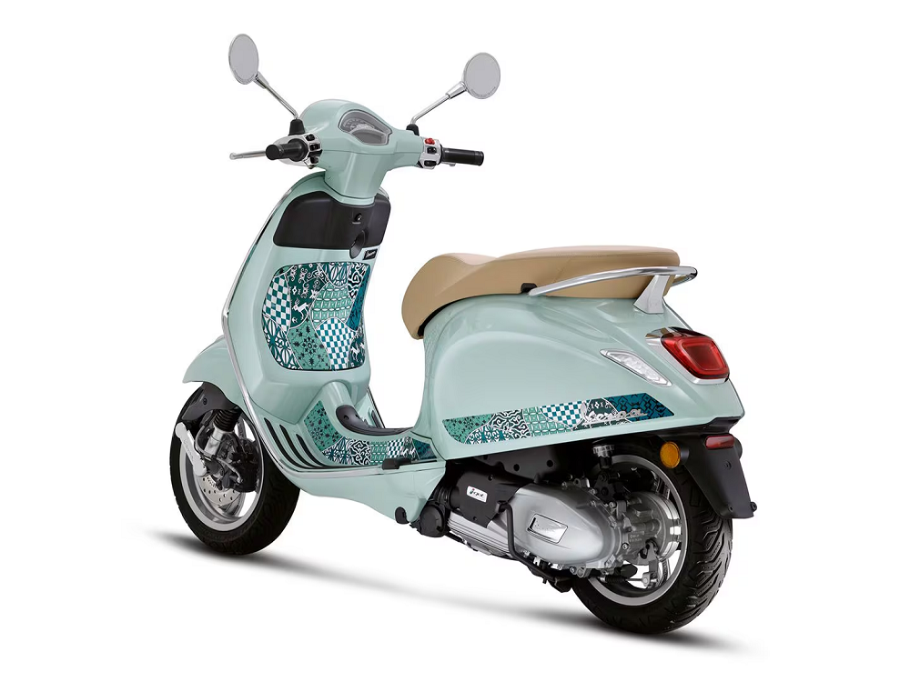 整輛車採用了類似Tiffany Green的基底,另外再搭配上印尼蠟染圖騰
